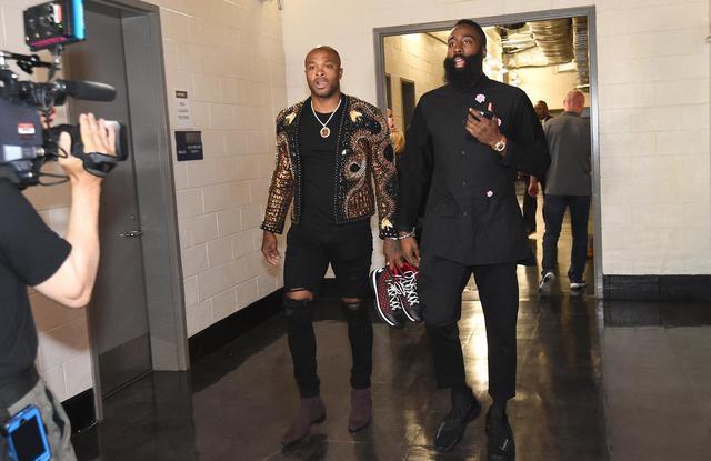 篮球——NBA常规赛：勇士胜雄鹿