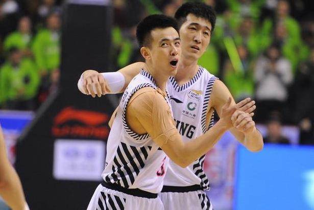 赵继伟13助0失误，张镇麟20+5+9，威尔斯进攻无解，辽篮大胜深圳