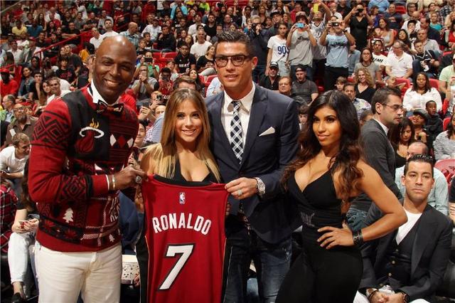 引得全场欢呼！末节剩4分钟森林狼大比分领先 英格尔斯登场